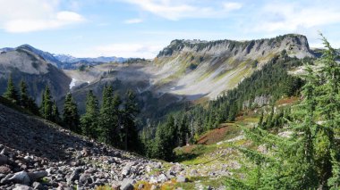 Baker Dağı 'nın küllerinden oluşan dağlar.