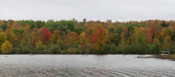 纽约州湖水的秋色 — 图库照片