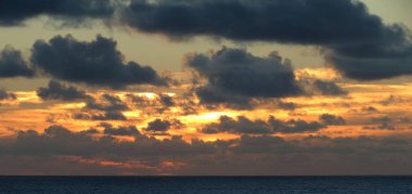 Tropikal akşam günbatımı bulutları tehditkar görünüyor                               