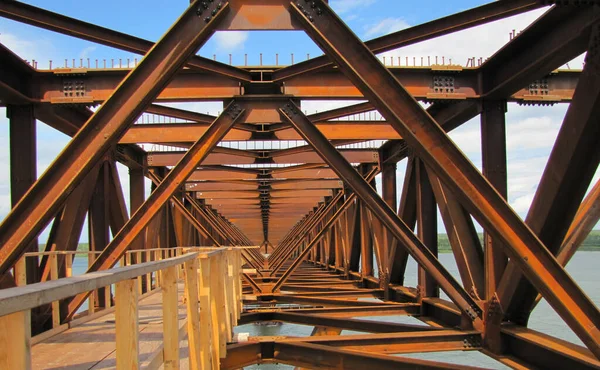 Deh Cho Bridge steel trusses