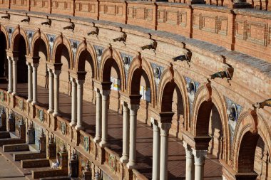 Sevilla 'daki İspanyol Meydanı Espana' da sütunlar