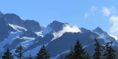 Shuksan Dağı 'nda soğuk rüzgar esiyor.                               