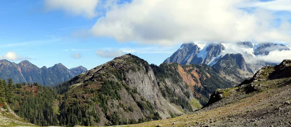 Cascada Montañas Escondidas Detrás Las Nubes — Foto de Stock