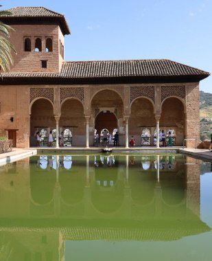  Granada 'daki Alhambra Sarayı bahçesinde.