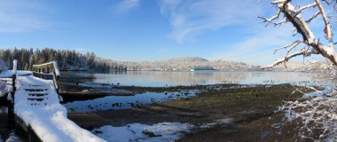  Yürüyen köprüde taze kar.                             