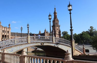 Sevilla 'daki İspanyol Meydanı Espana' nın dekoratif mimarisi.