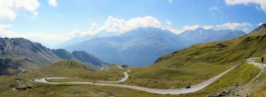 Avusturya Alplerinde virajlı yolların panoramik manzarası                               