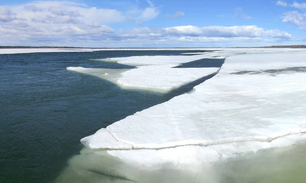 Ice Breaking Spring Mackenzie River — ストック写真