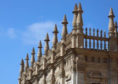 Sevilla İspanya 'daki Katedral' in çatısındaki süsler