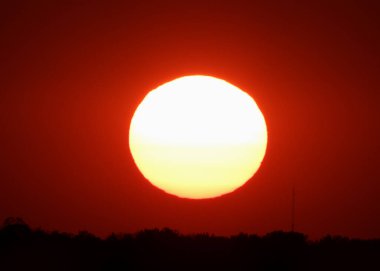 Kırmızı günbatımında güneş parlayan top