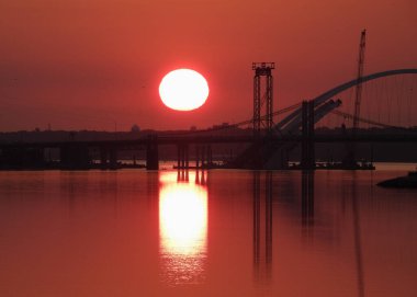 Yeni köprü şantiyesinin üzerinde gün doğumu