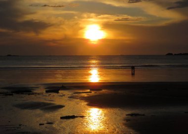 Okyanus sahilinde romantik gün batımı