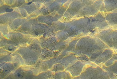 Sudaki tropik güneşin yansımaları.