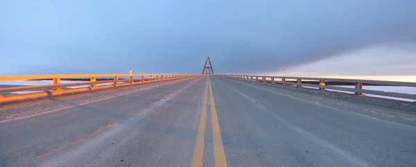 Мост Зимним Утренним Солнцем — стоковое фото