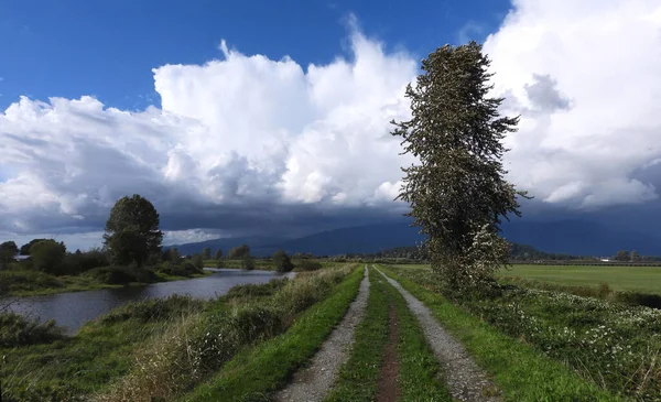 Bouřkové Mraky Sbírají Přes Hory — Stock fotografie