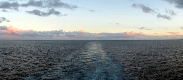 Leaving All Stern Cruiseship — Stock Photo, Image