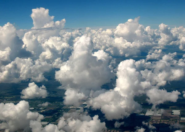 Flying Fluffy Cumulus Clouds — Fotografia de Stock