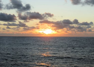 Pasifik 'in ortasında renkli gün batımı                               