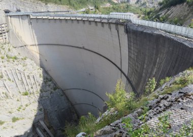 İtalyan Alplerinde Vajont su barajı hasar gördü