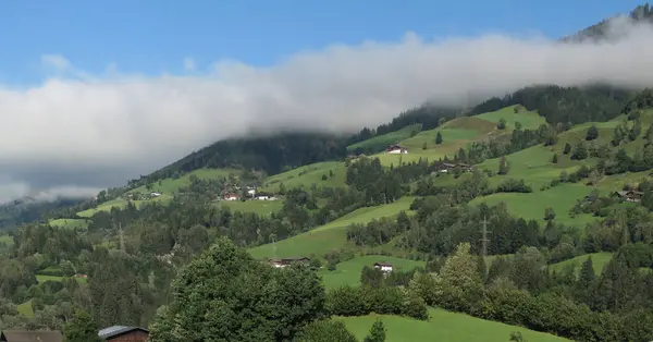 Nevoeiro Matutino Aldeia Alpina Austríaca — Fotografia de Stock
