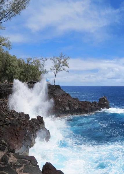 Olas Aplastándose Las Orillas Lava Negra Hilo —  Fotos de Stock