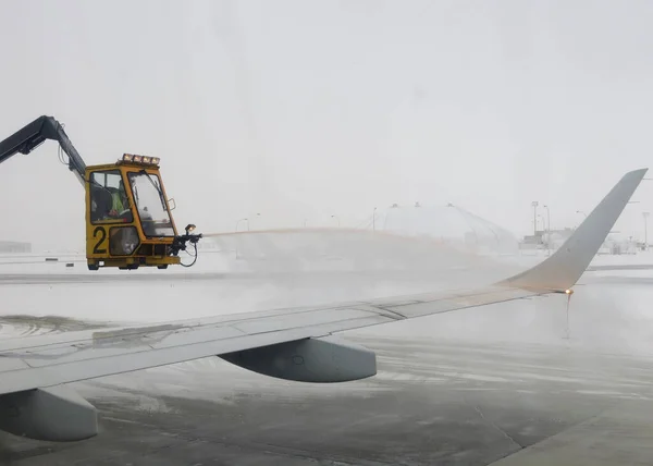 在北极条件下飞行的除冰飞机 — 图库照片