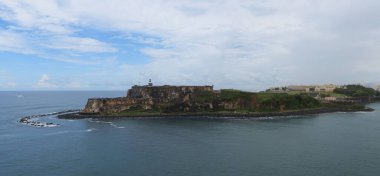Castillo San Felipe del Morro San Juan limanının girişini koruyor.                               