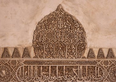 Granada 'daki Alhambra Sarayı' nı süsleyen Arapça süsler