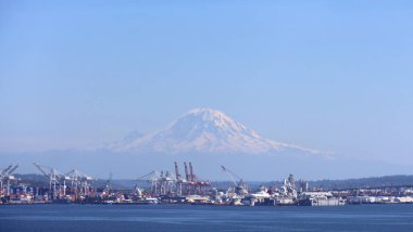 Seattle limanı altyapısının arkasındaki Rainier Dağı
