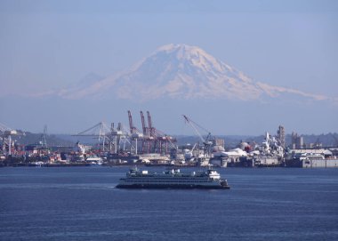 Arka planda Reinier Dağı olan Seattle limanı altyapısı
