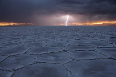 Gün batımında tuzlu ve düz çölde fırtına