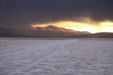 Gün batımında tuzlu ve düz çölde fırtına