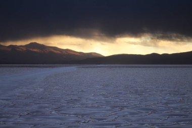 Gün batımında tuzlu ve düz çölde fırtına