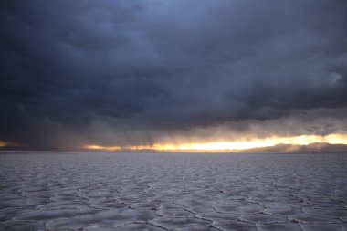 Gün batımında tuzlu ve düz çölde fırtına