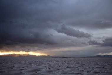 Gün batımında tuzlu ve düz çölde fırtına