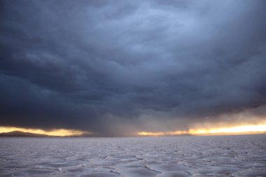 Gün batımında tuzlu ve düz çölde fırtına
