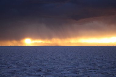 Gün batımında tuzlu ve düz çölde fırtına