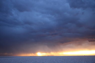 Gün batımında tuzlu ve düz çölde fırtına