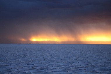 Gün batımında tuzlu ve düz çölde fırtına