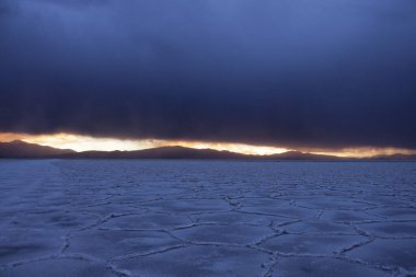 Gün batımında tuzlu ve düz çölde fırtına