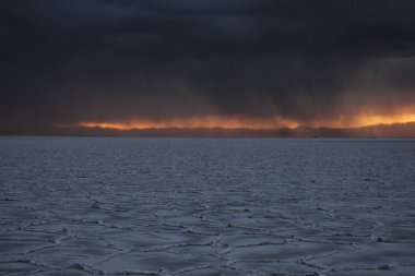 Gün batımında tuzlu ve düz çölde fırtına