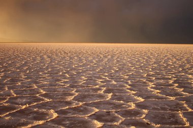 Gün batımında tuzlu ve düz çölde fırtına