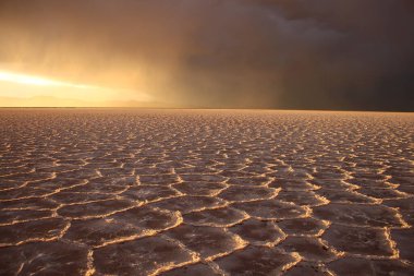 Gün batımında tuzlu ve düz çölde fırtına