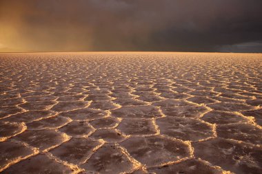 Gün batımında tuzlu ve düz çölde fırtına