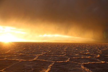 Gün batımında tuzlu ve düz çölde fırtına