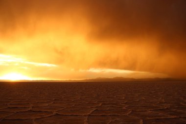 Gün batımında tuzlu ve düz çölde fırtına