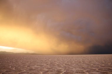 Gün batımında tuzlu ve düz çölde fırtına