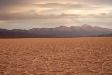 Gün batımında tuzlu ve düz çölde fırtına