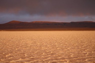 Gün batımında tuzlu ve düz çölde fırtına