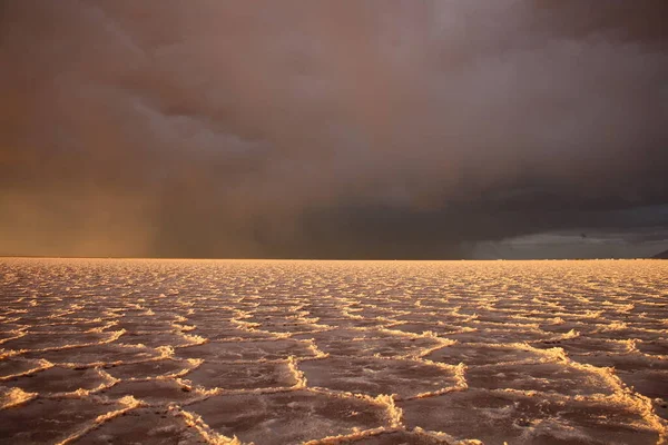 Gün Batımında Tuzlu Düz Çölde Fırtına — Stok fotoğraf
